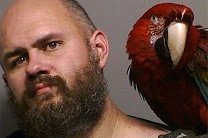 Американец позировал для снимка при задержании с попугаем на плече