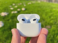      Apple AirPods